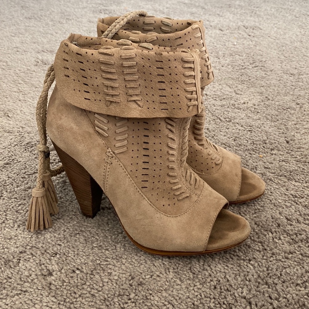 Dolce Vita Woman’s boot heels size 6 Great condition!
